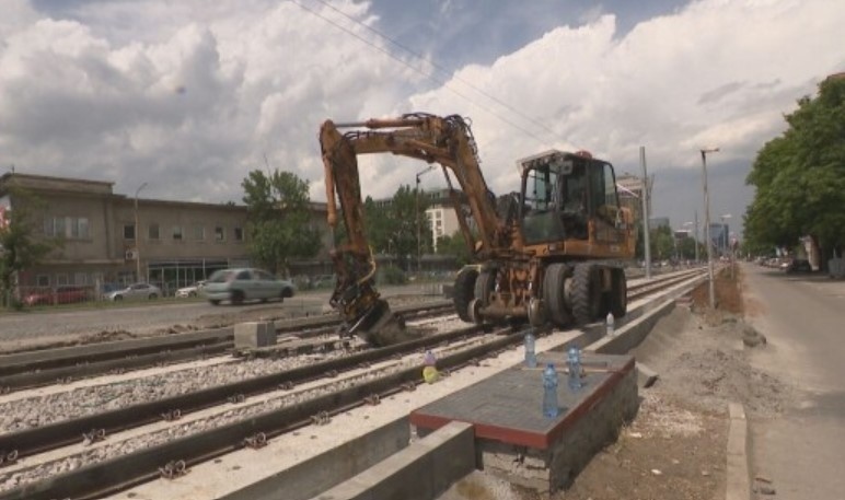 Работник е прегазен от багер в София, с тежки травми е